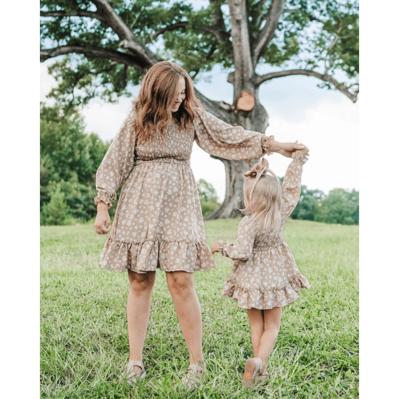 Caroline Long Sleeve Square Neck Dress – Light Khaki Floral